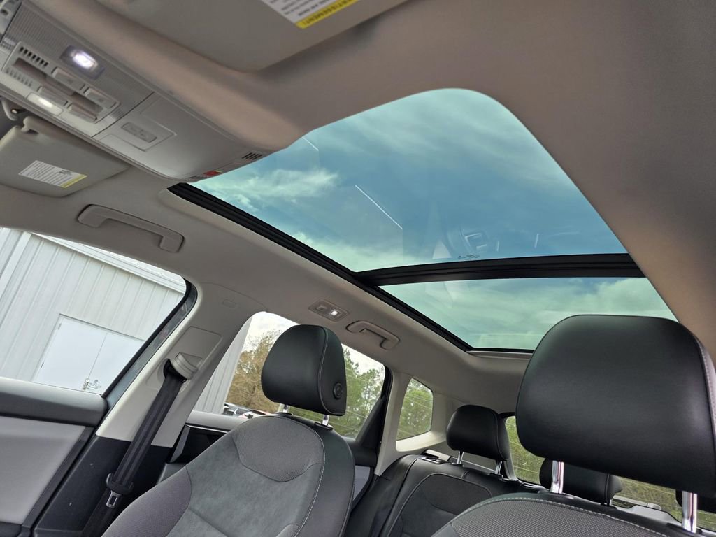Used 2022 Volkswagen Taos SE w/ Panoramic Sunroof Package image 23