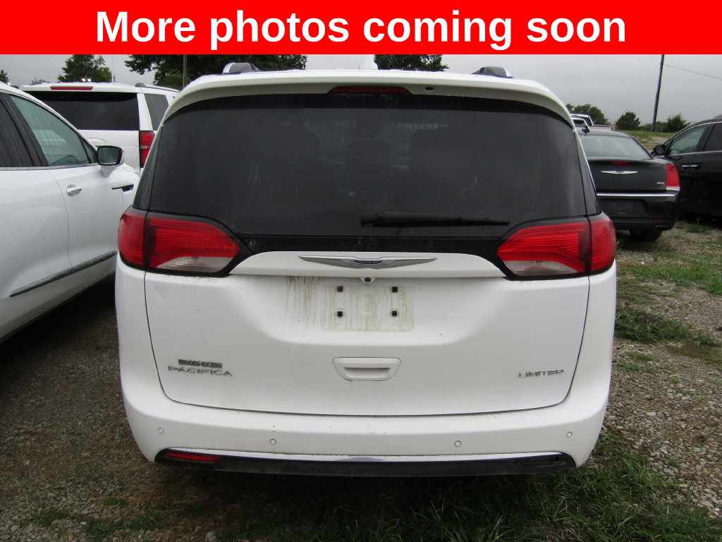 Used 2019 Chrysler Pacifica Limited w/ Tire & Wheel Group FWD image 4