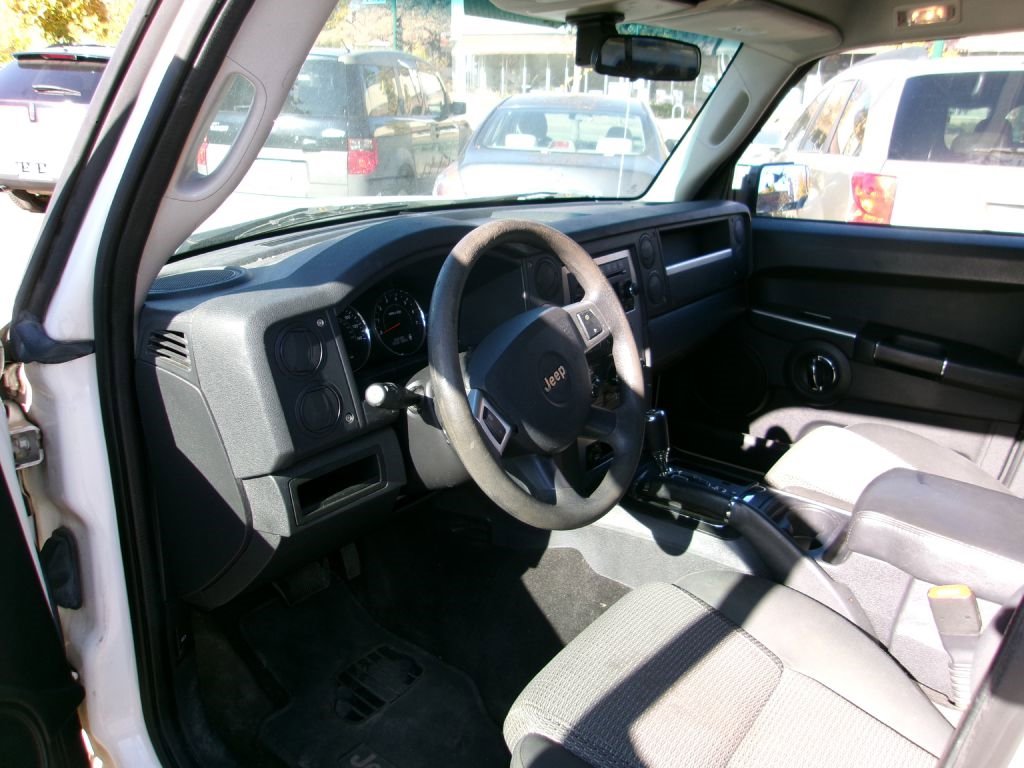 Used 2010 Jeep Commander Sport image 6