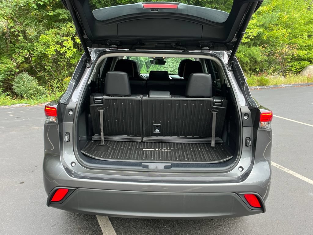 Used 2021 Toyota Highlander XLE AWD/4WD image 24