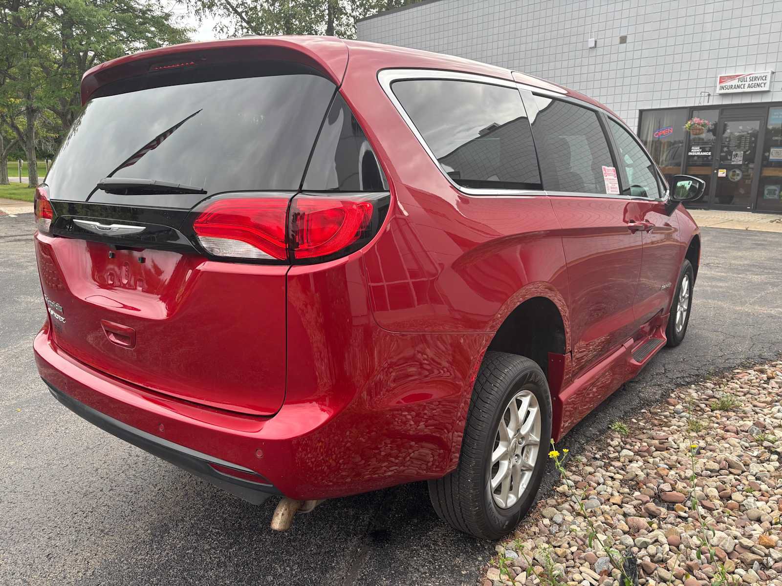 Used 2025 Chrysler Voyager LX FWD image 9