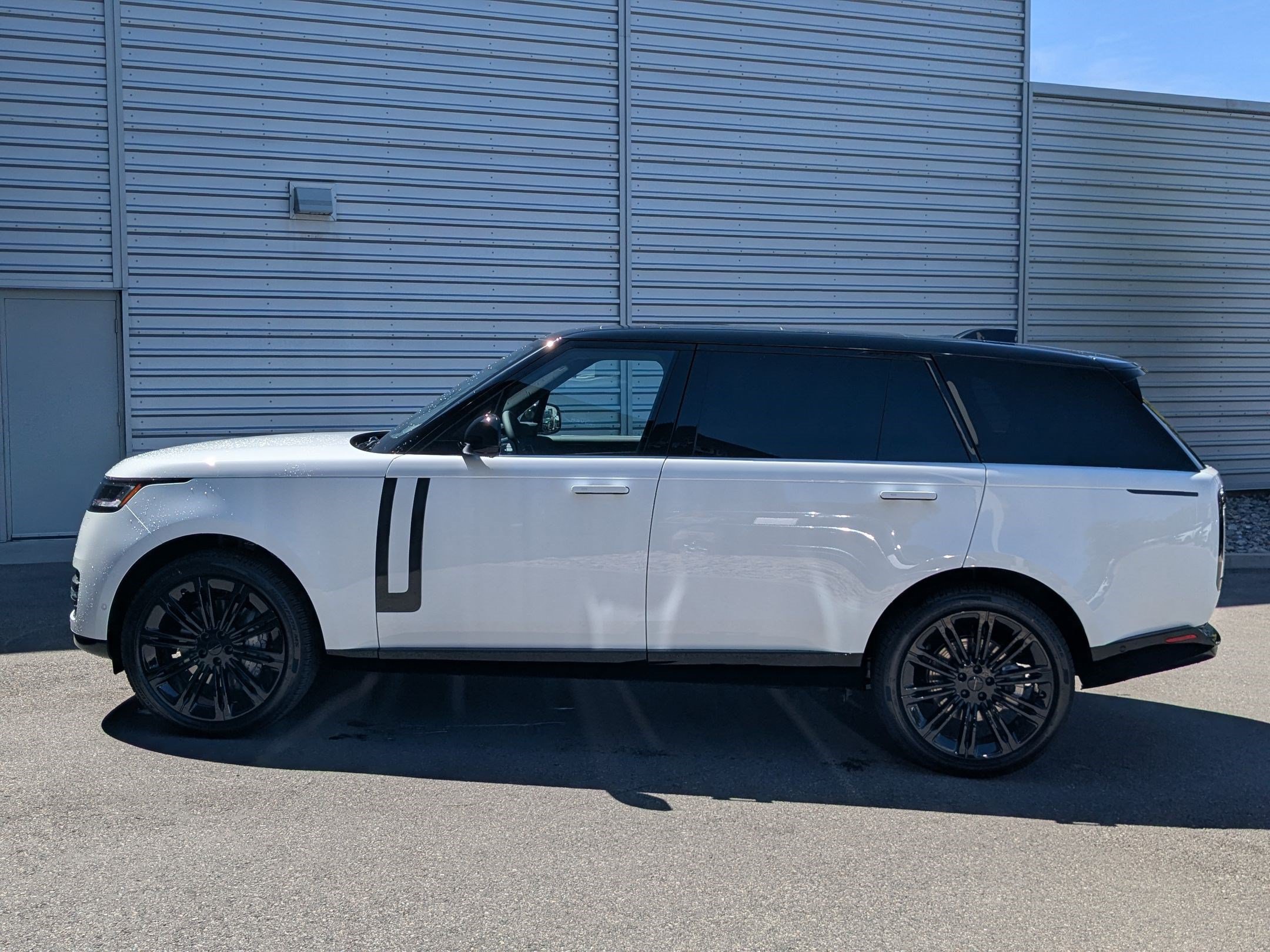 New 2026 Land Rover Range Rover Long Wheelbase SE AWD/4WD image 8