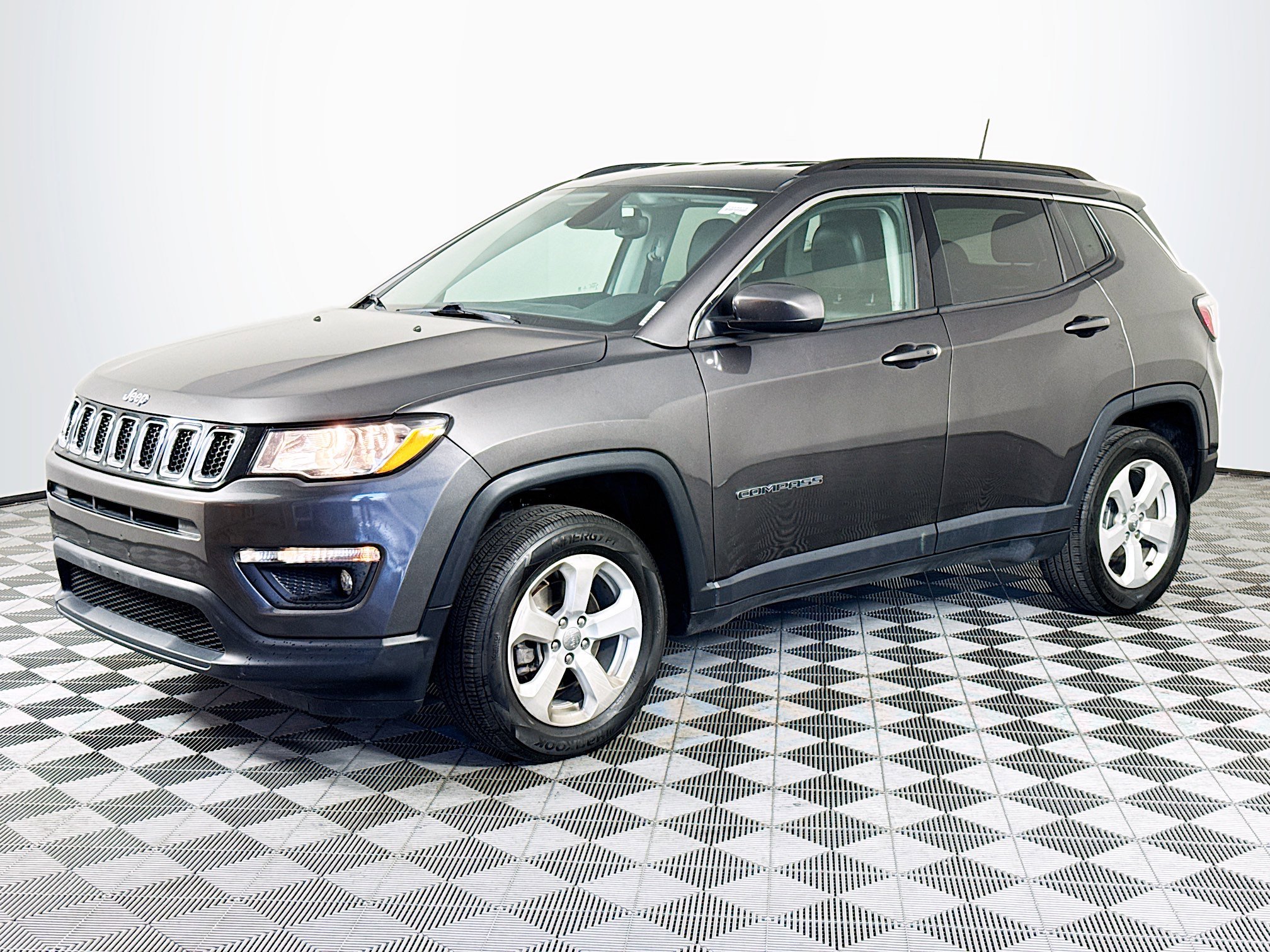 Used 2018 Jeep Compass Latitude w/ Popular Equipment Group image 4