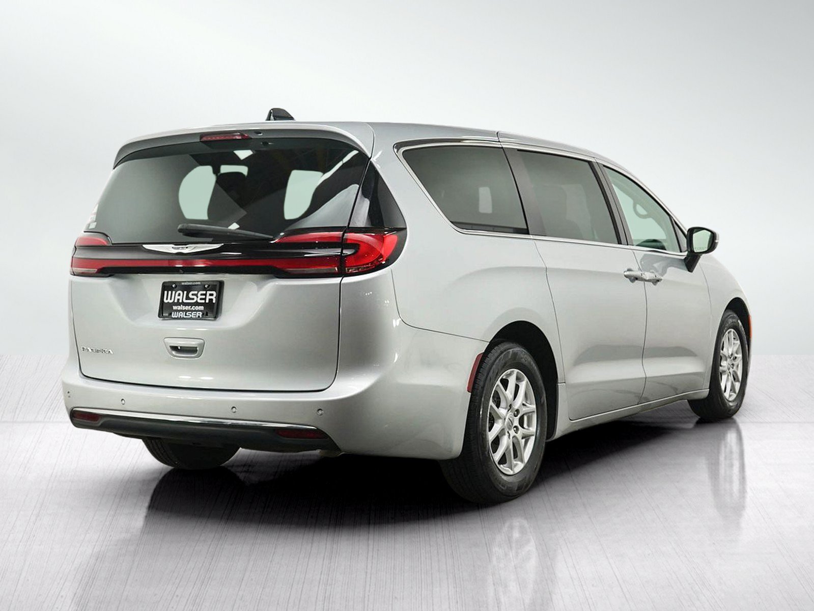 Used 2023 Chrysler Pacifica Touring-L FWD image 5