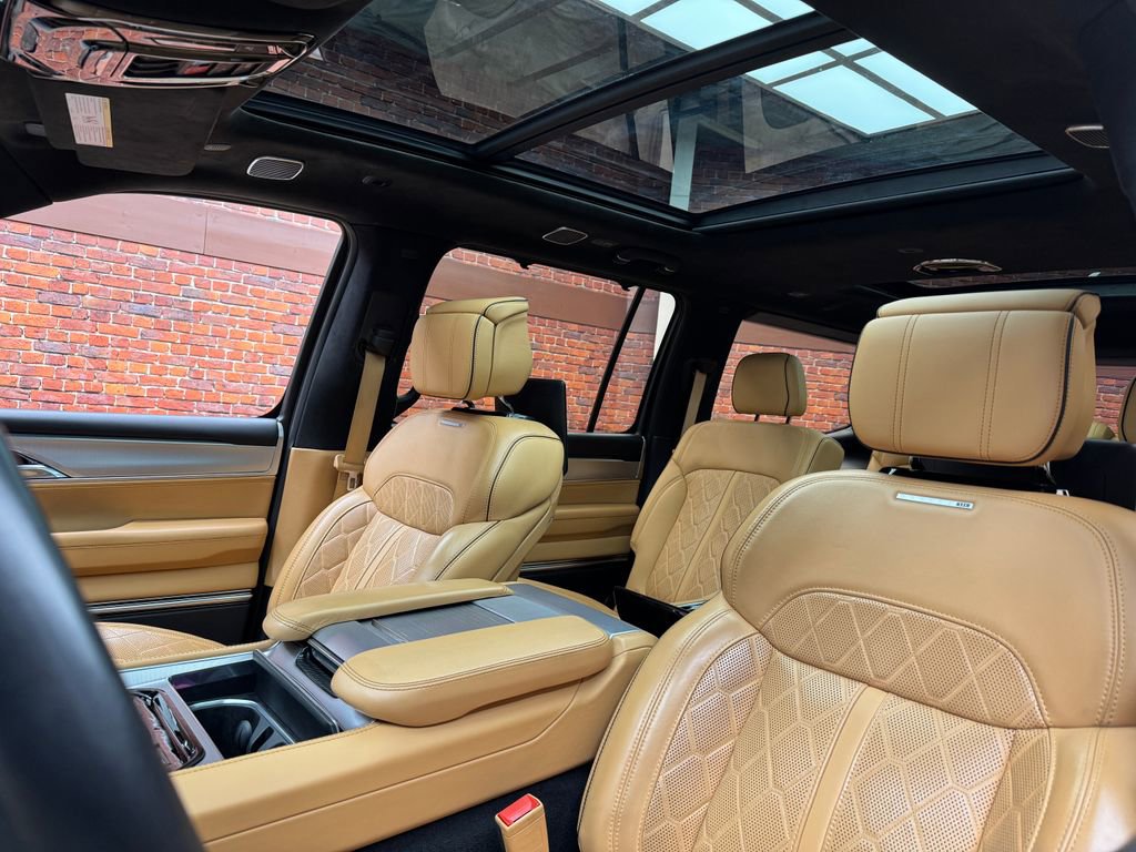 Used 2022 Jeep Grand Wagoneer Series III w/ Rear Seat Video Group 1 AWD/4WD image 3