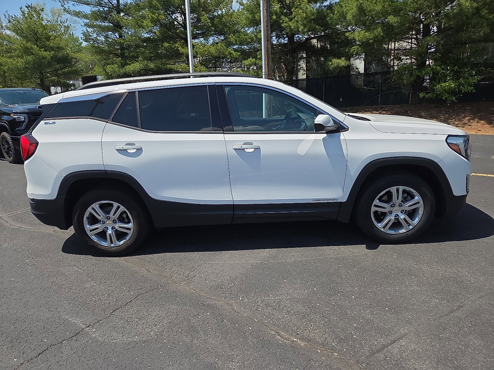 Used 2020 GMC Terrain SLE w/ Driver Convenience Package AWD/4WD image 2