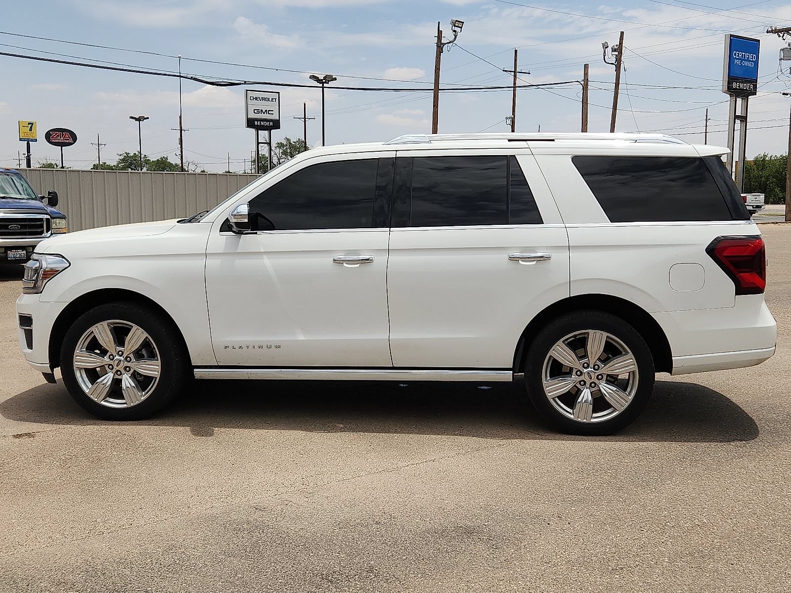 Used 2022 Ford Expedition Platinum RWD image 2
