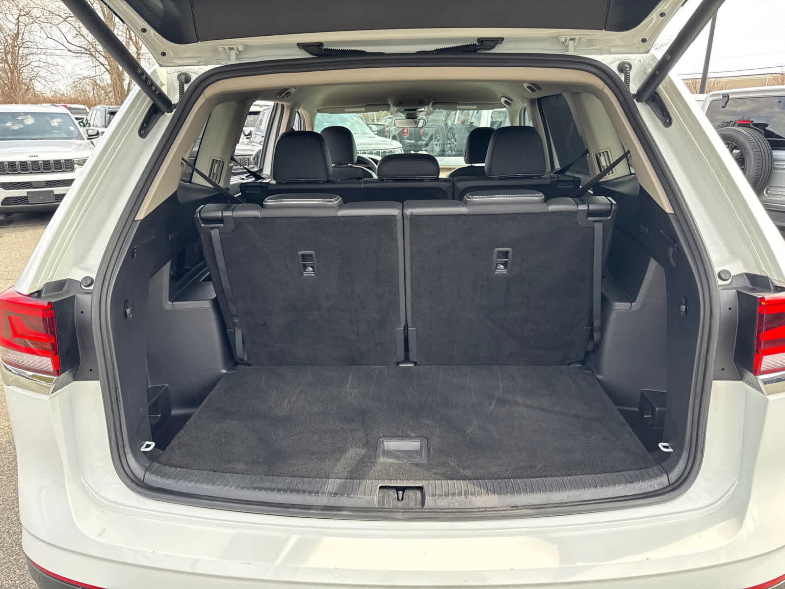 Used 2025 Volkswagen Atlas SE AWD/4WD image 33