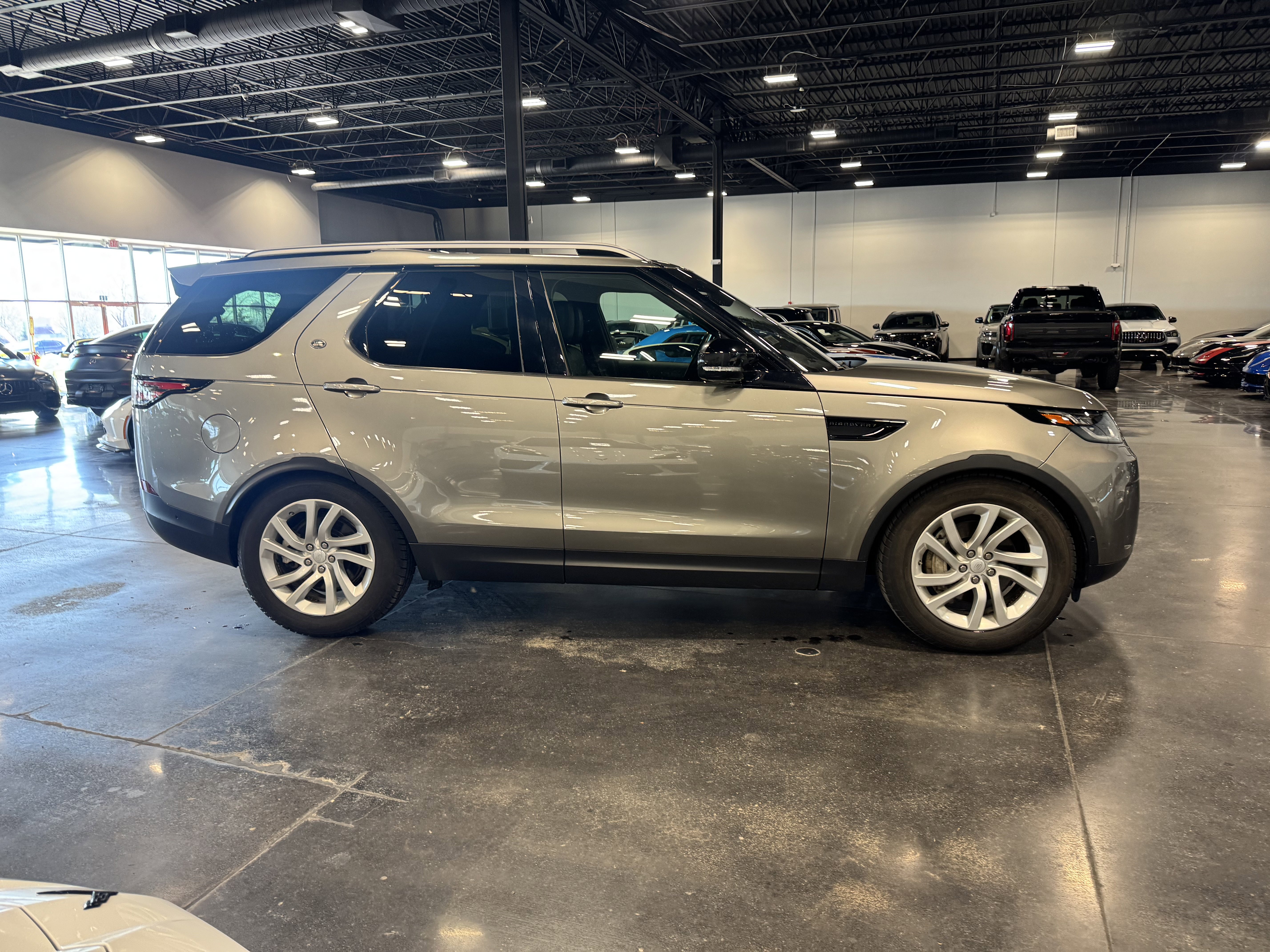 Used 2018 Land Rover Discovery HSE image 19