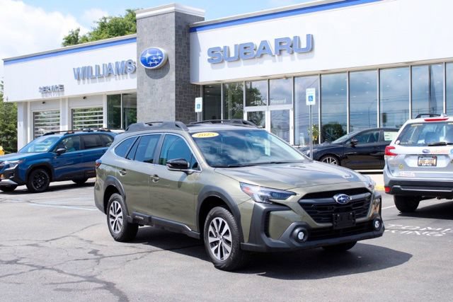 Used 2025 Subaru Outback Premium AWD/4WD image 1