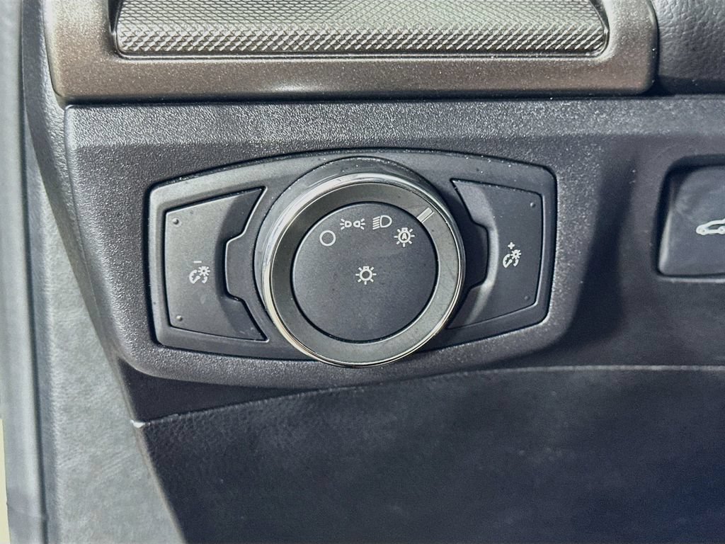 Used 2017 Ford Fusion SE w/ Fusion SE Technology Package FWD image 23