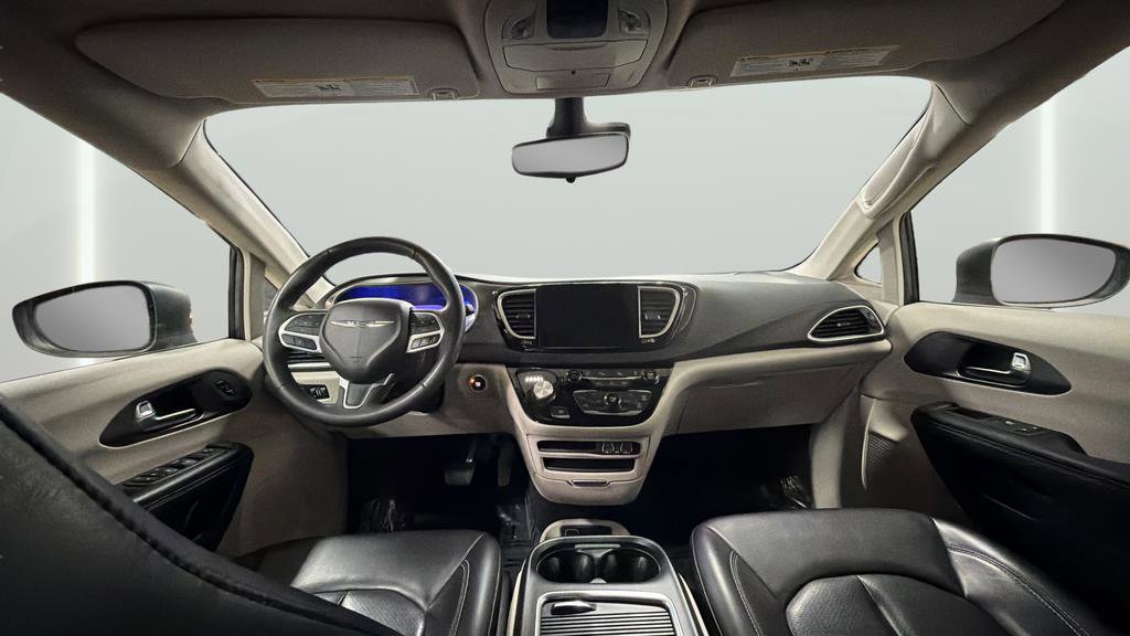 Used 2023 Chrysler Pacifica Touring-L image 14
