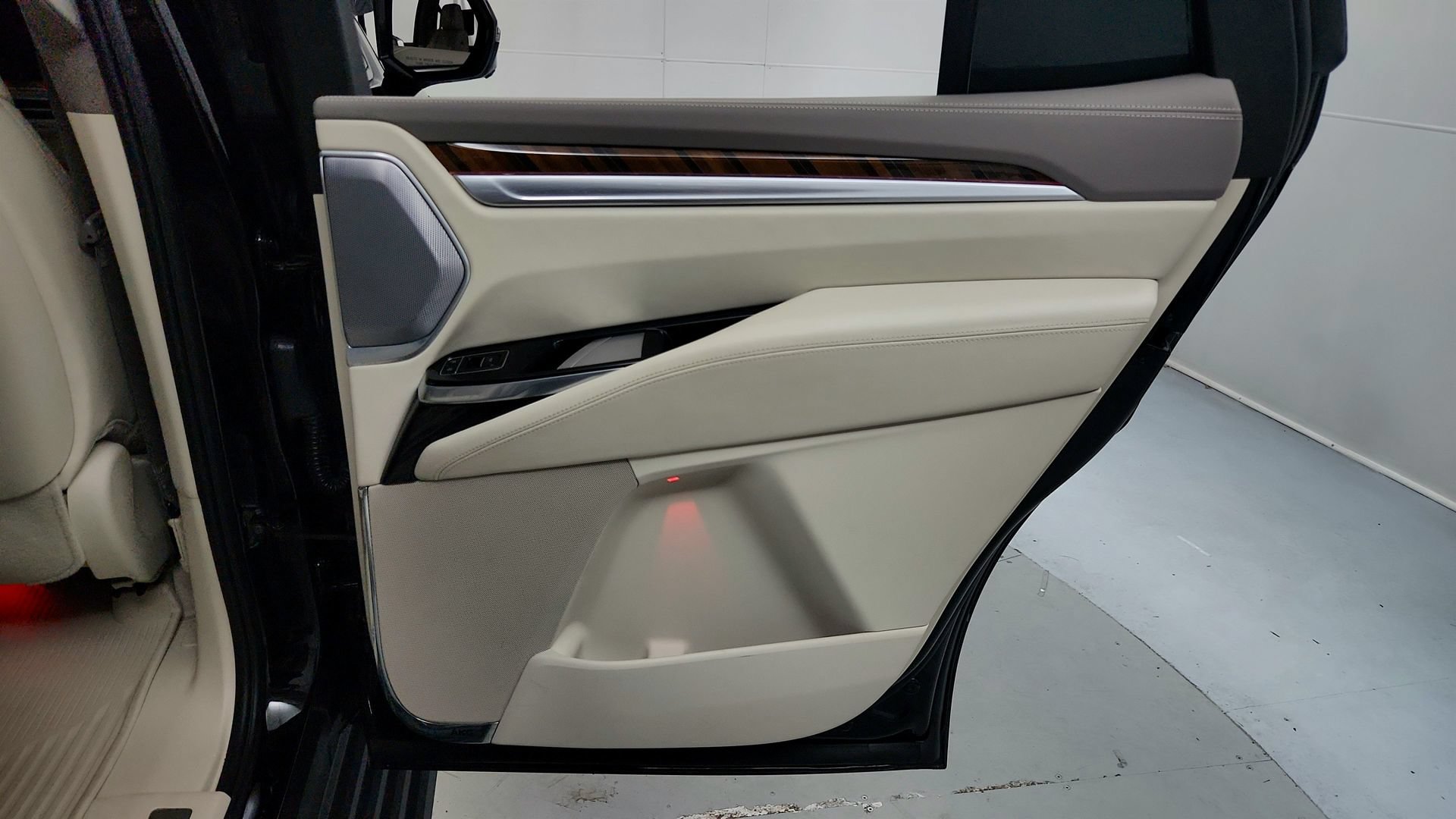 Used 2025 Cadillac Escalade Sport Platinum w/ LPO, ONYX Package AWD/4WD image 27