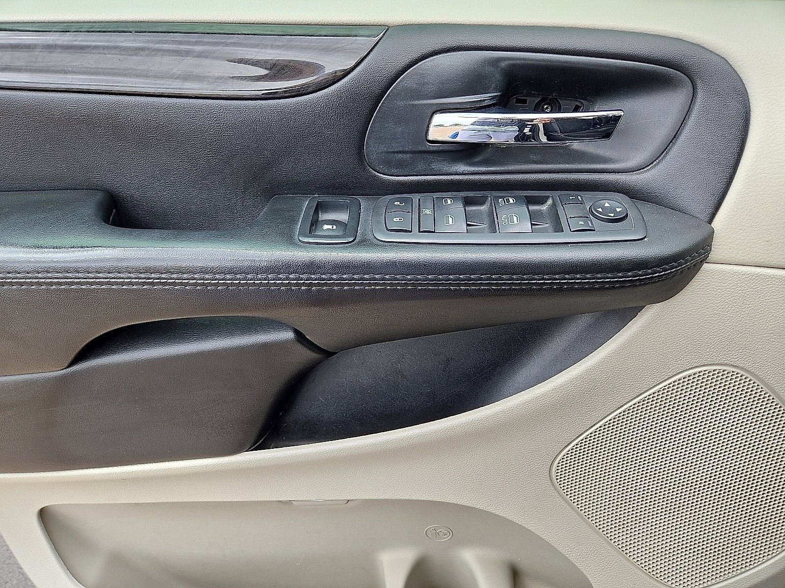 Used 2018 Dodge Grand Caravan SE w/ UConnect Hands-Free Group FWD image 16