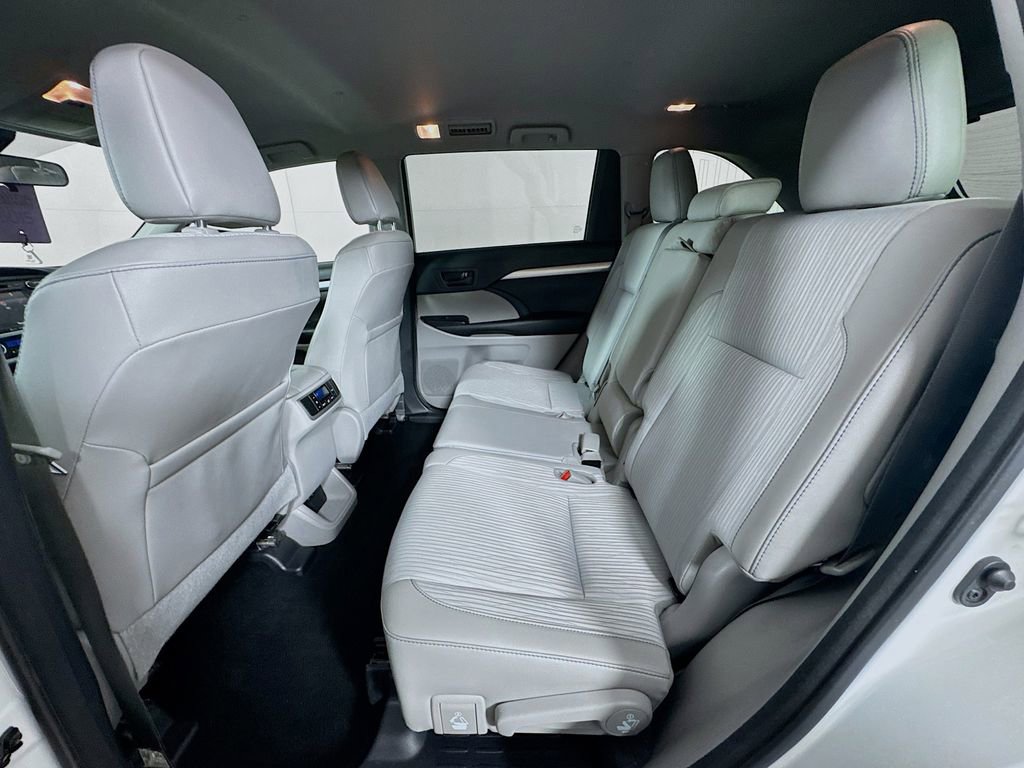 Used 2018 Toyota Highlander Plus FWD image 28