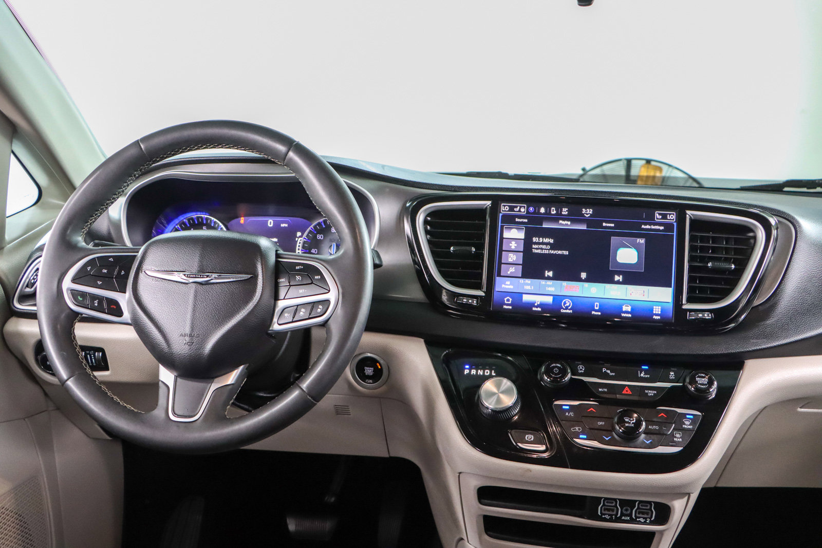 Used 2023 Chrysler Pacifica Touring-L FWD image 17