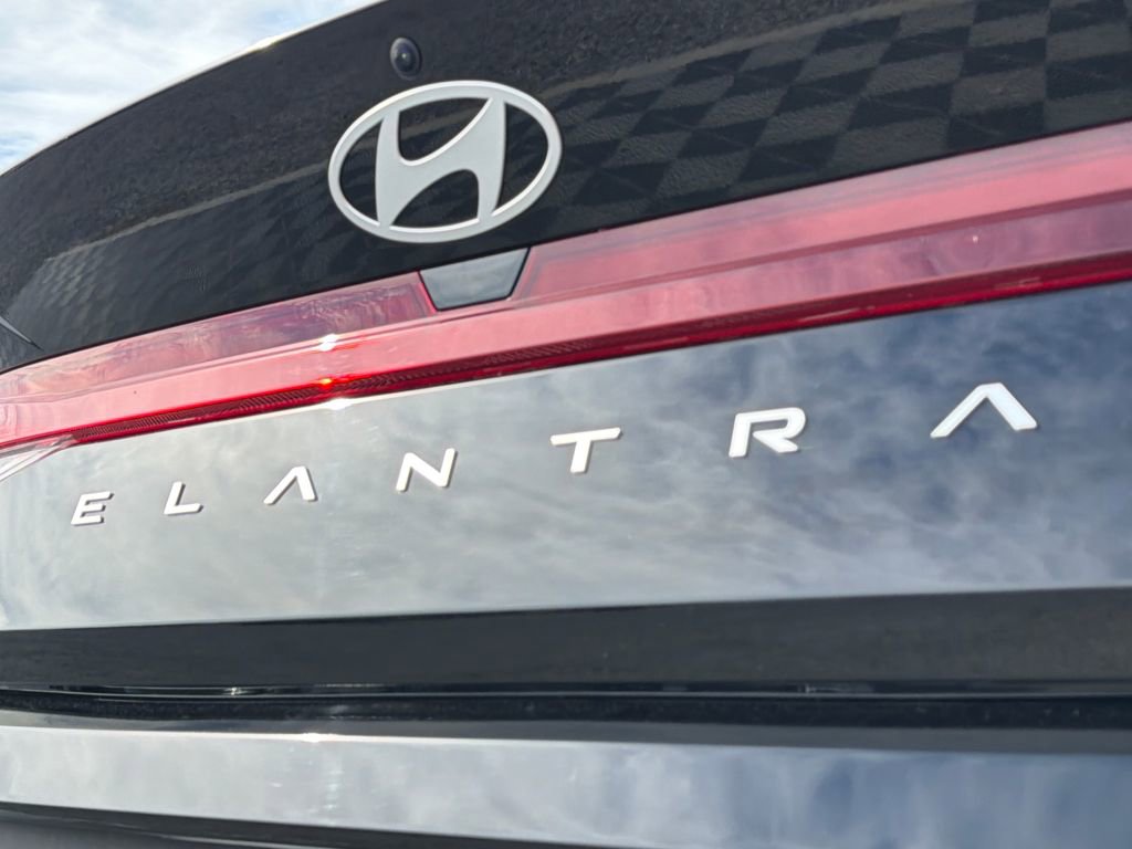 Used 2025 Hyundai Elantra SE image 14