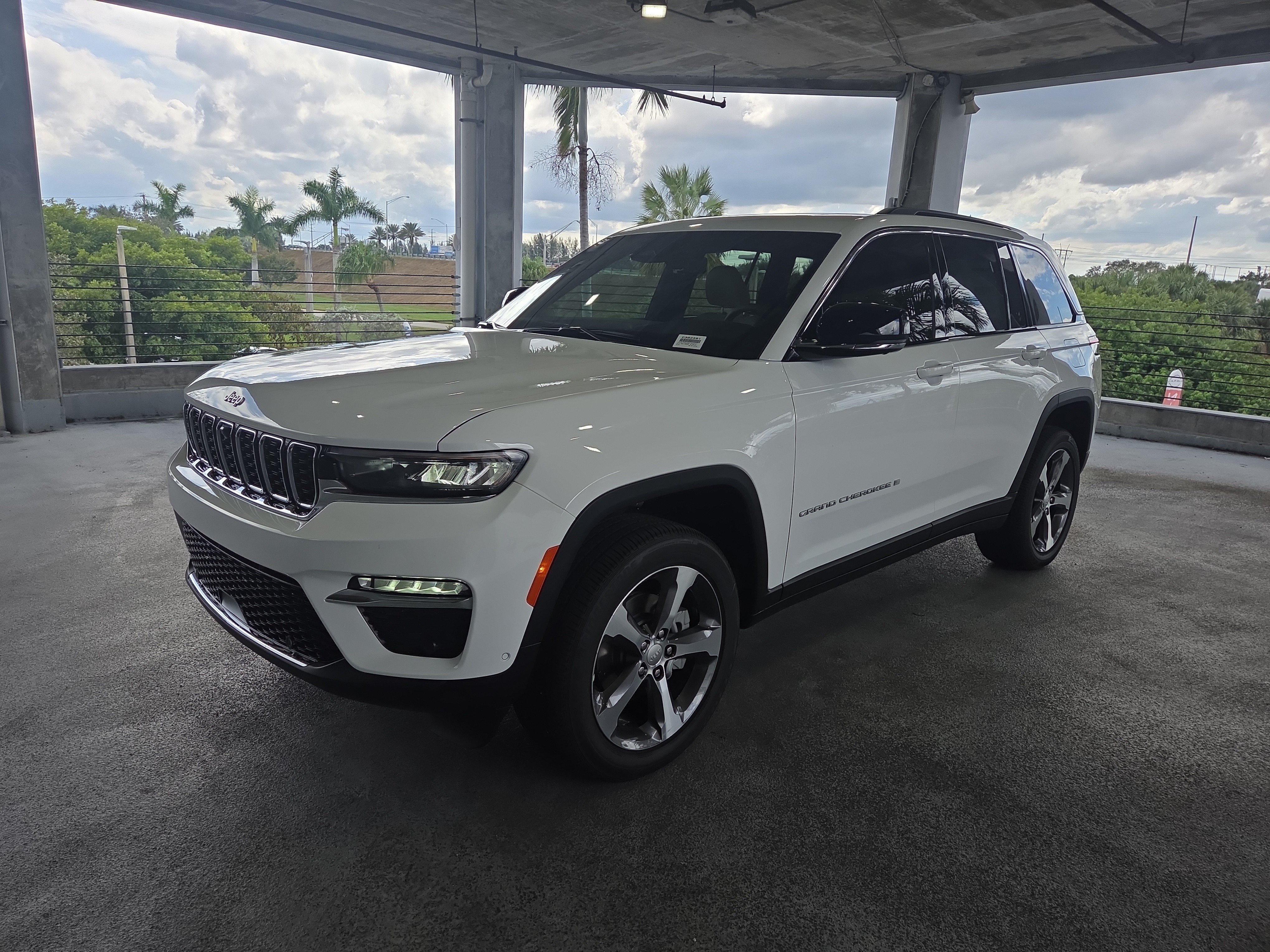 New 2025 Jeep Grand Cherokee Limited w/ Luxury Tech Group II AWD/4WD image 9