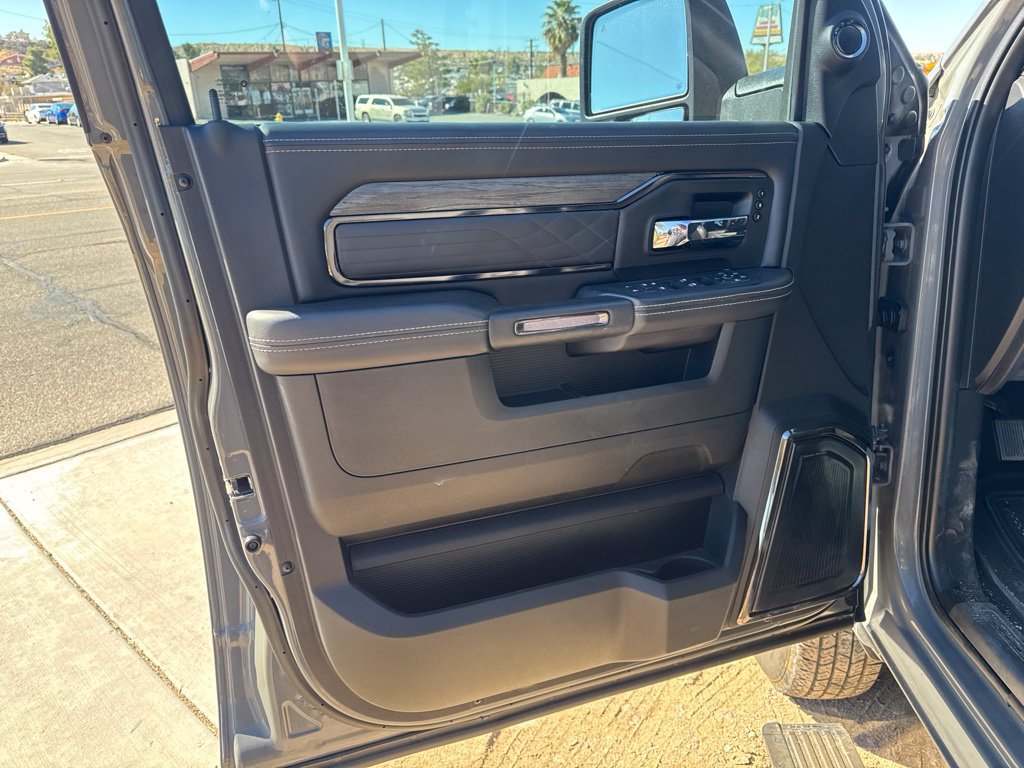 Used 2025 RAM 3500 Limited AWD/4WD image 9