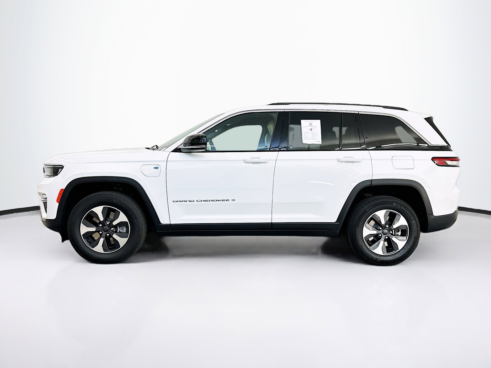 Used 2023 Jeep Grand Cherokee 4WD 4xe image 4