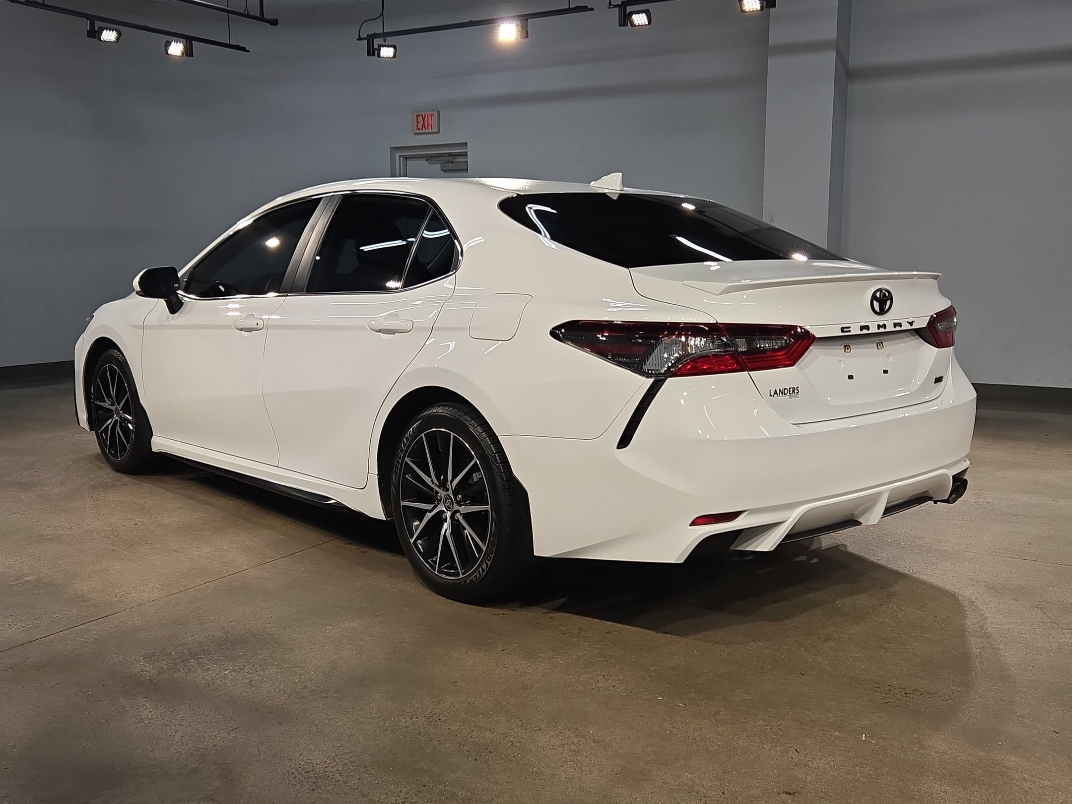 Used 2023 Toyota Camry SE FWD image 5