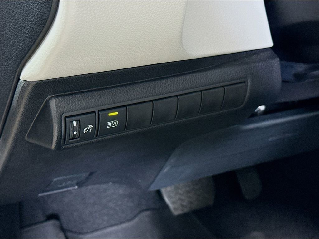 Used 2025 Toyota Corolla LE w/ Convenience Package FWD image 10
