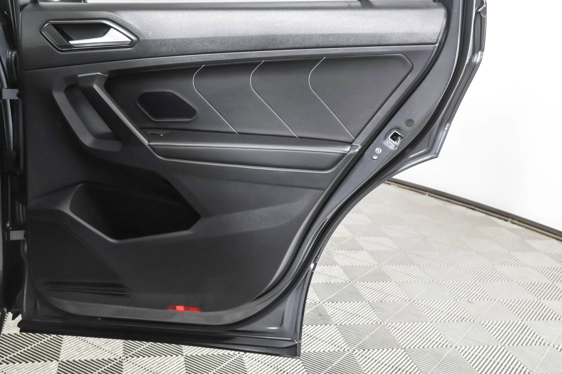 Used 2023 Volkswagen Tiguan SE image 41