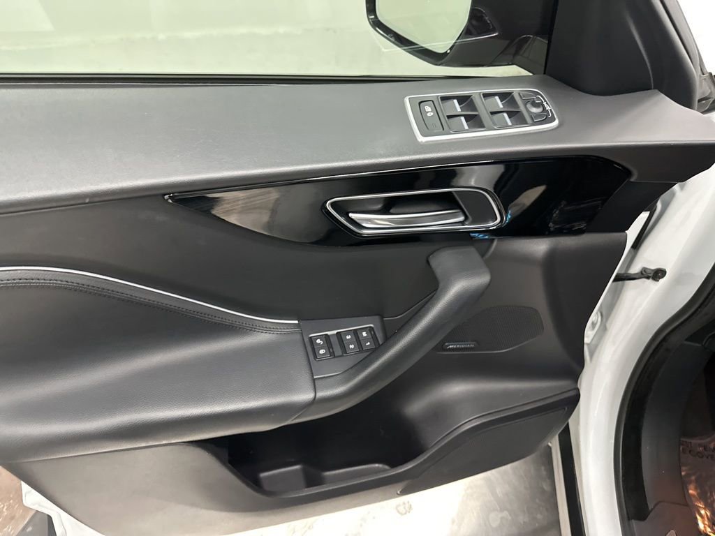 Used 2020 Jaguar F-PACE Premium image 11