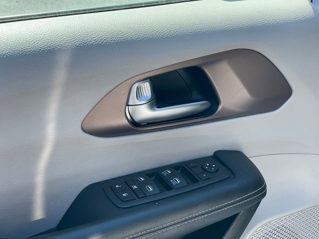 Used 2023 Chrysler Voyager LX image 14