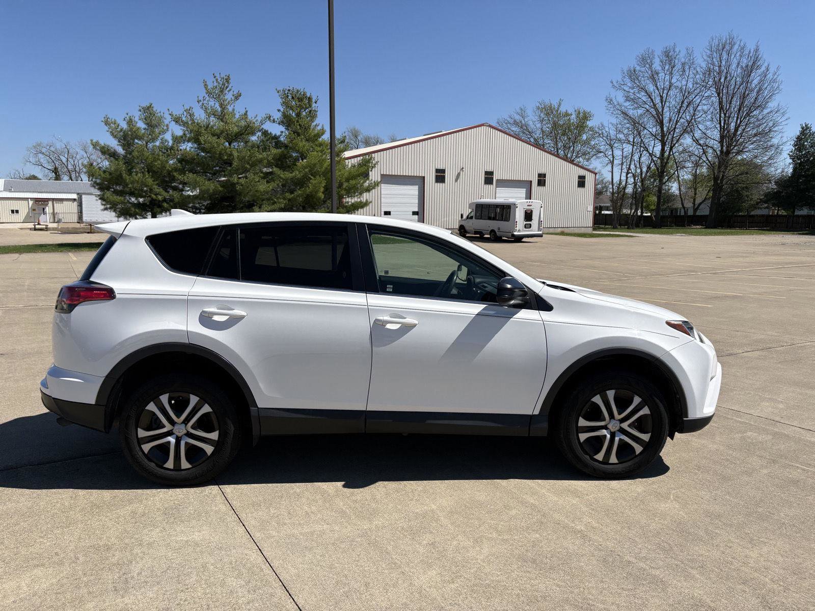 Used 2018 Toyota RAV4 LE w/ All Weather Liner Package FWD image 23