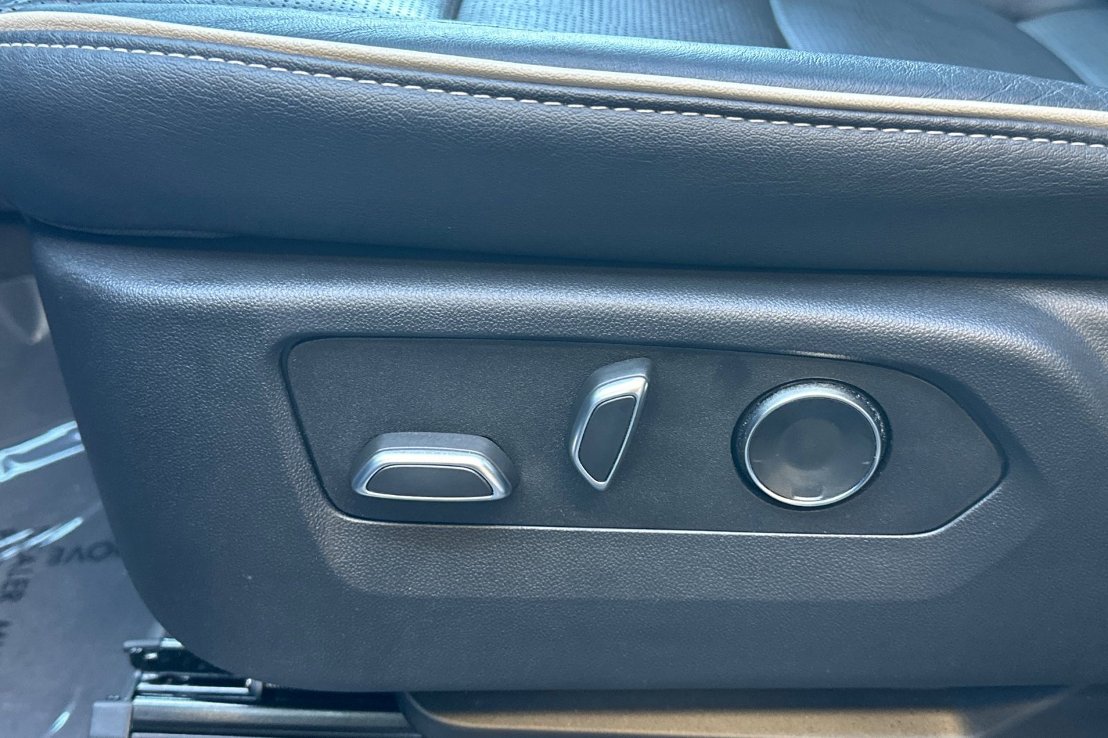 Used 2025 Cadillac Escalade Premium Luxury image 12