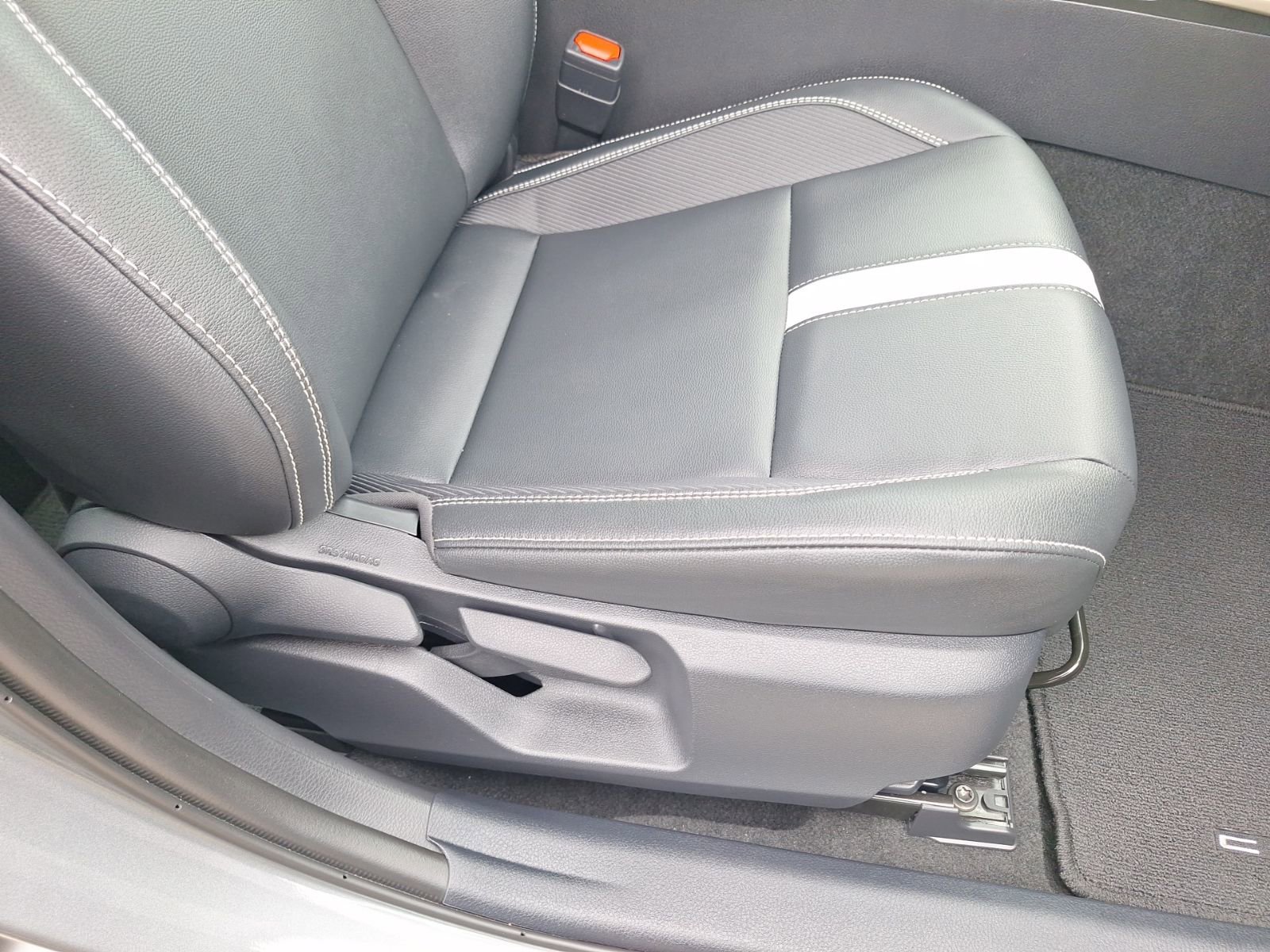 Used 2025 Toyota Camry SE w/ Convenience Package FWD image 33