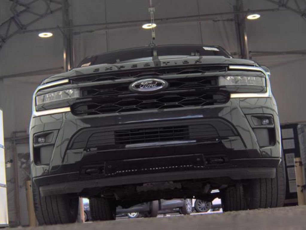 Used 2023 Ford Expedition Limited image 4