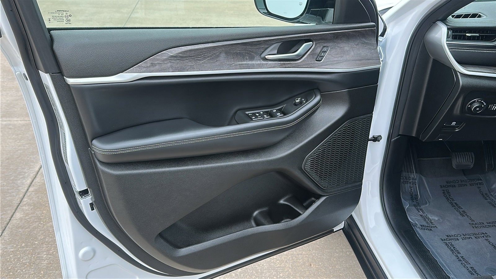 Used 2025 Jeep Grand Cherokee Limited w/ Trailer Tow Package image 15