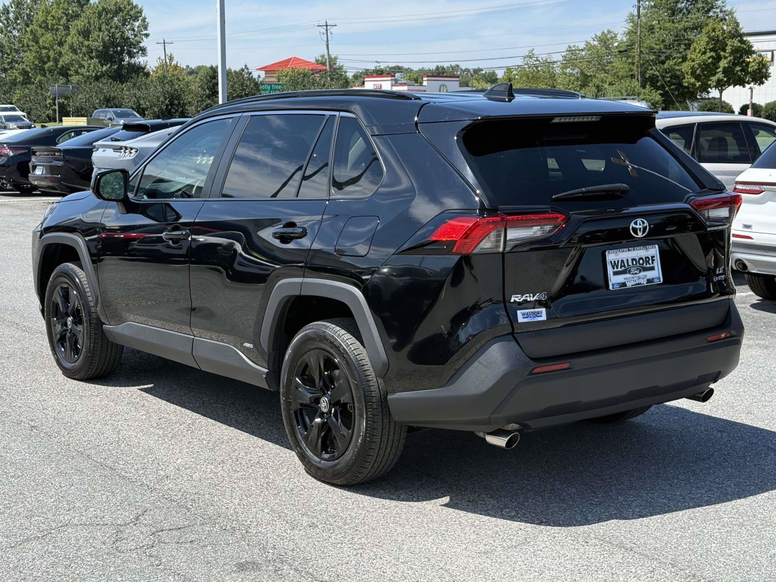Used 2025 Toyota RAV4 LE AWD/4WD image 4
