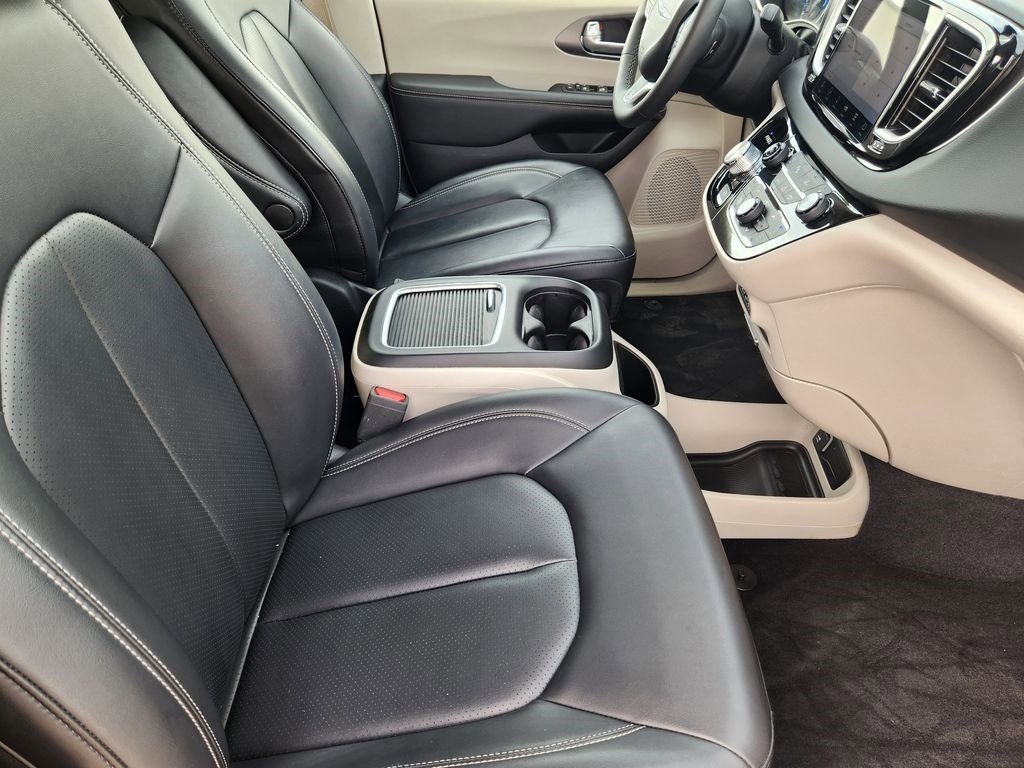 Used 2024 Chrysler Pacifica Touring-L image 14