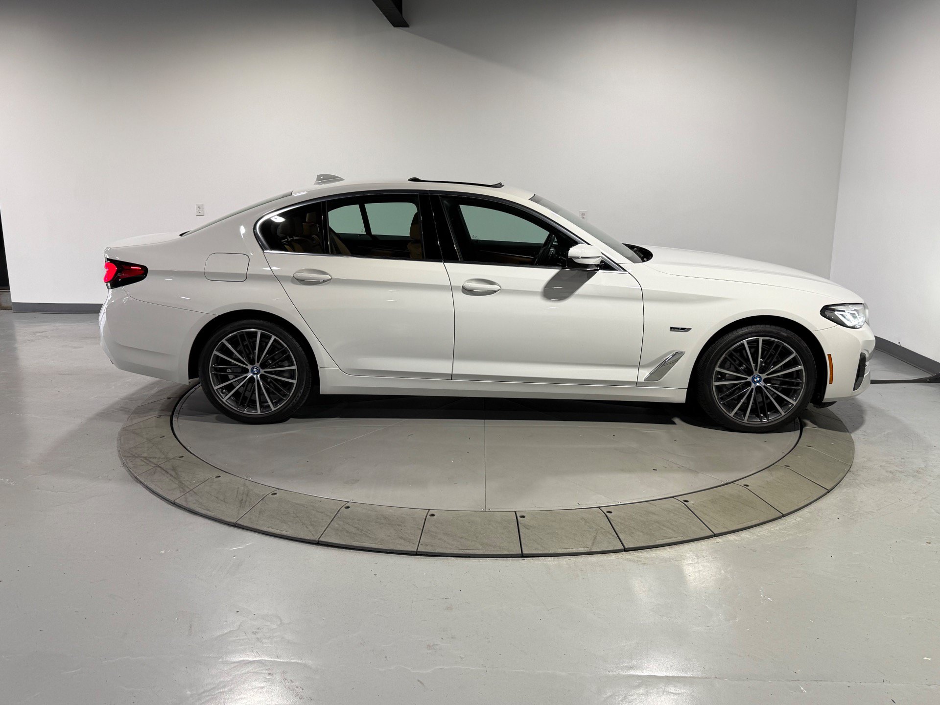Used 2023 BMW 530e xDrive w/ Convenience Package AWD/4WD image 11