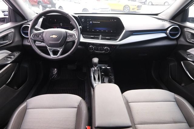 Used 2025 Chevrolet Trax LT w/ LT Convenience Package FWD image 19