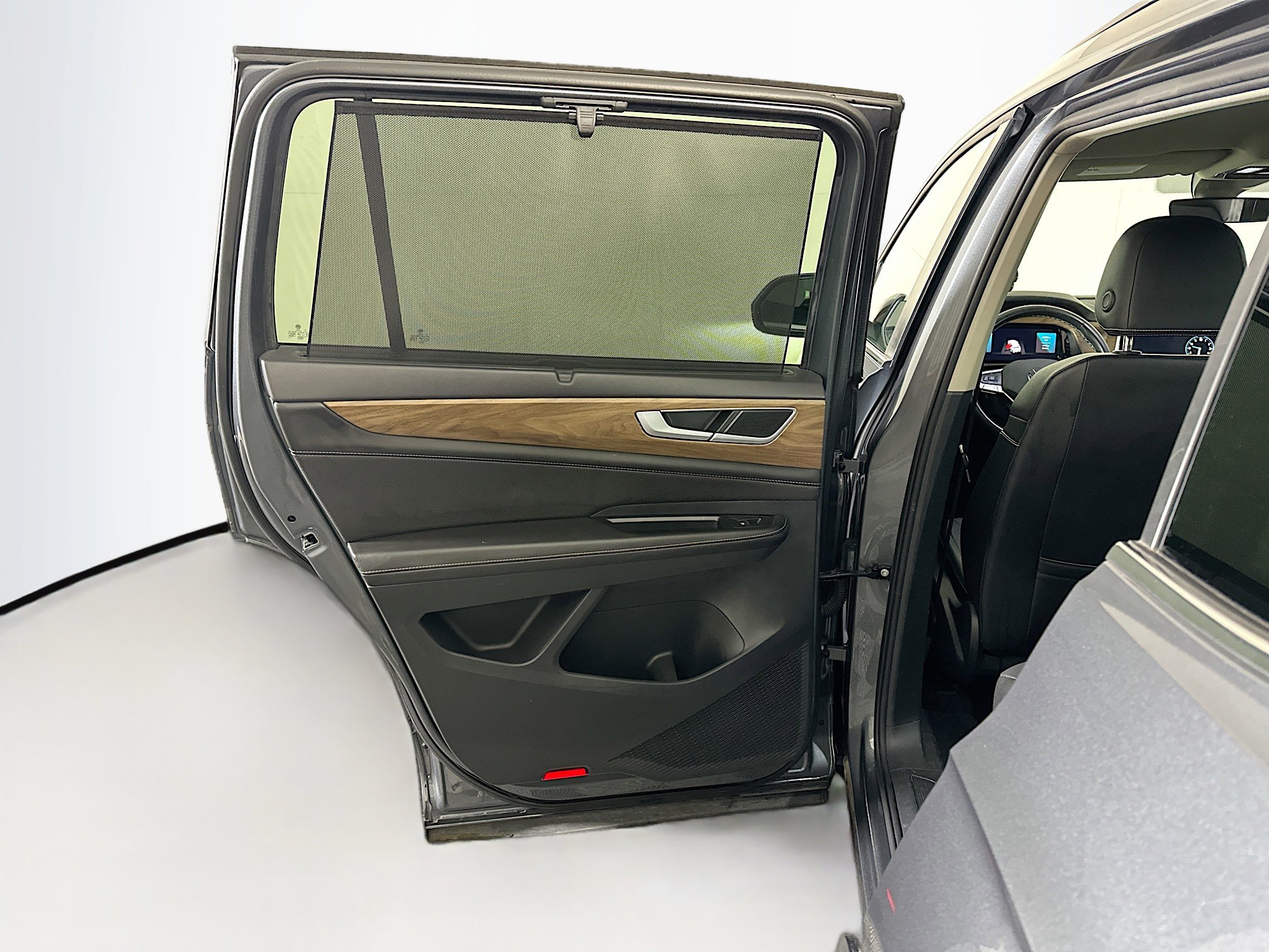 Used 2025 Volkswagen Atlas SE image 27