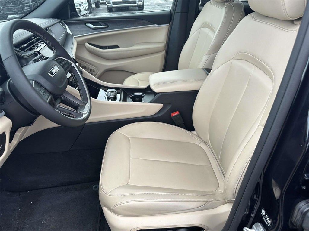 Used 2024 Jeep Grand Cherokee Limited image 17