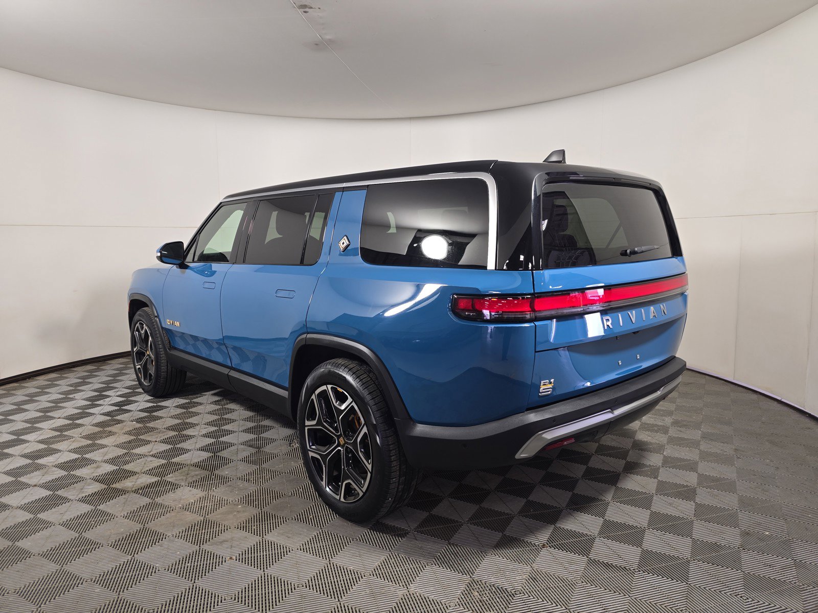 Used 2022 Rivian R1S Launch Edition AWD/4WD image 3