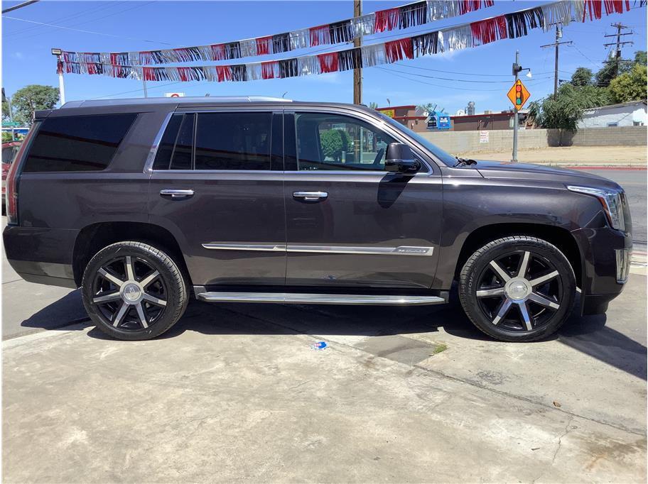 Used 2016 Cadillac Escalade Luxury RWD image 3