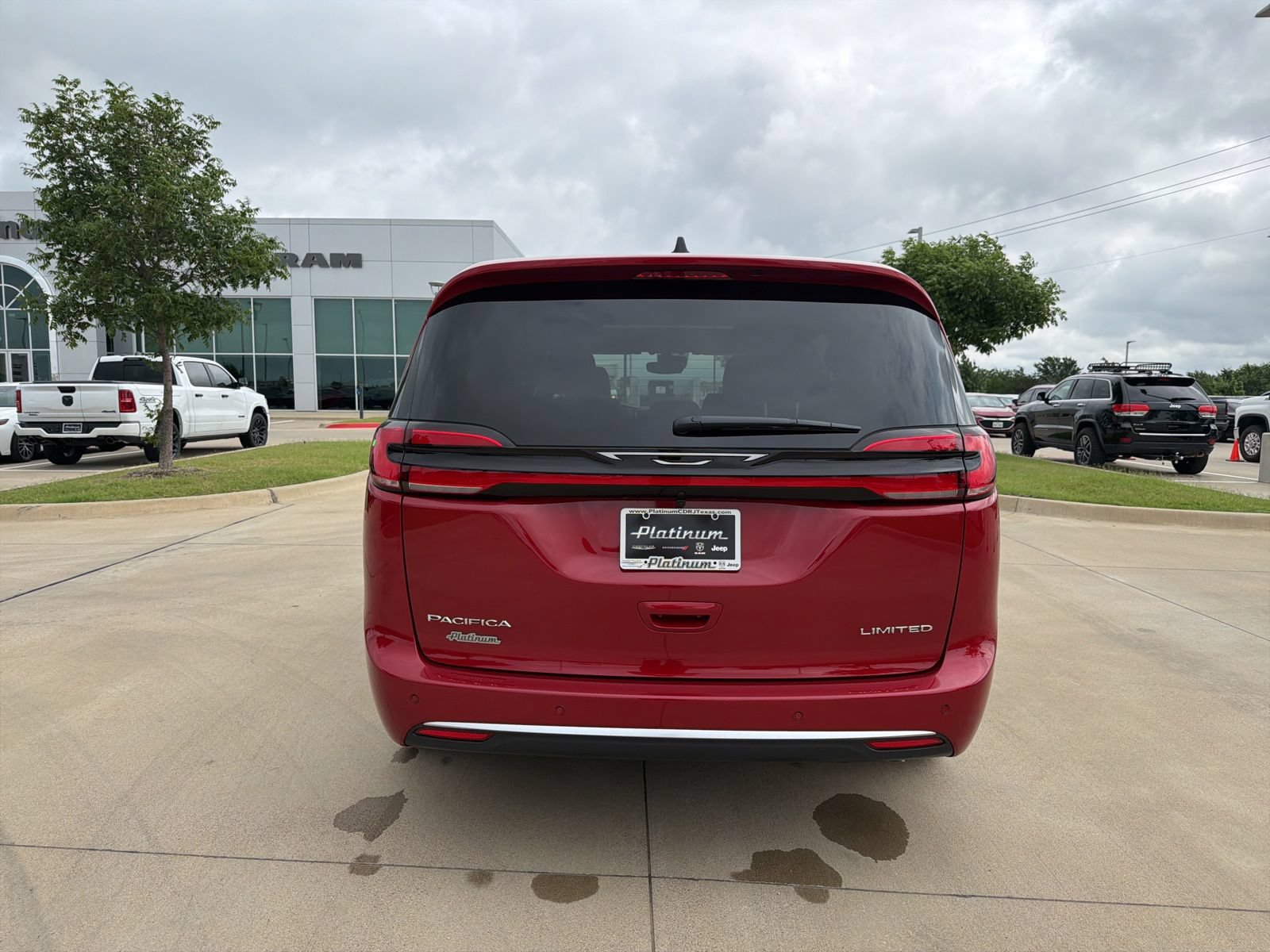 New 2027 Chrysler Pacifica Limited FWD image 4