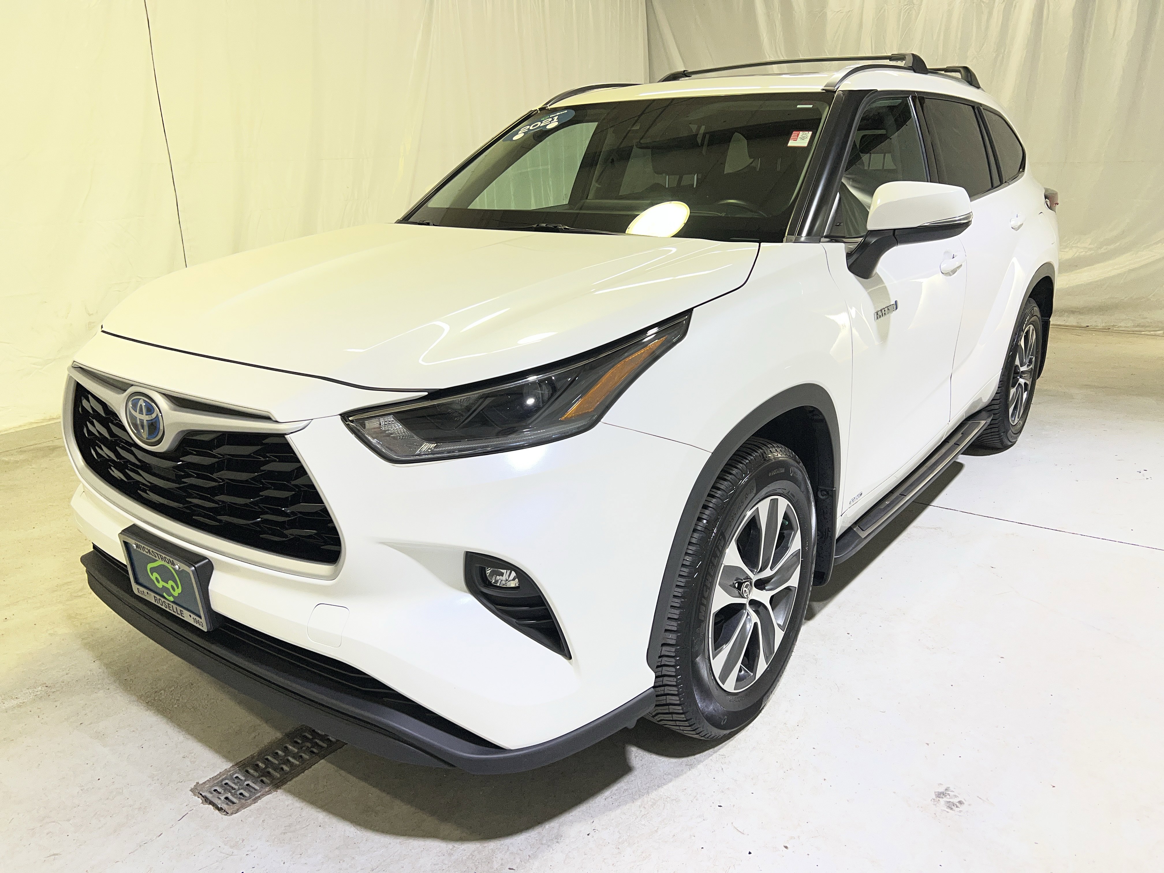 Used 2021 Toyota Highlander XLE AWD/4WD image 6