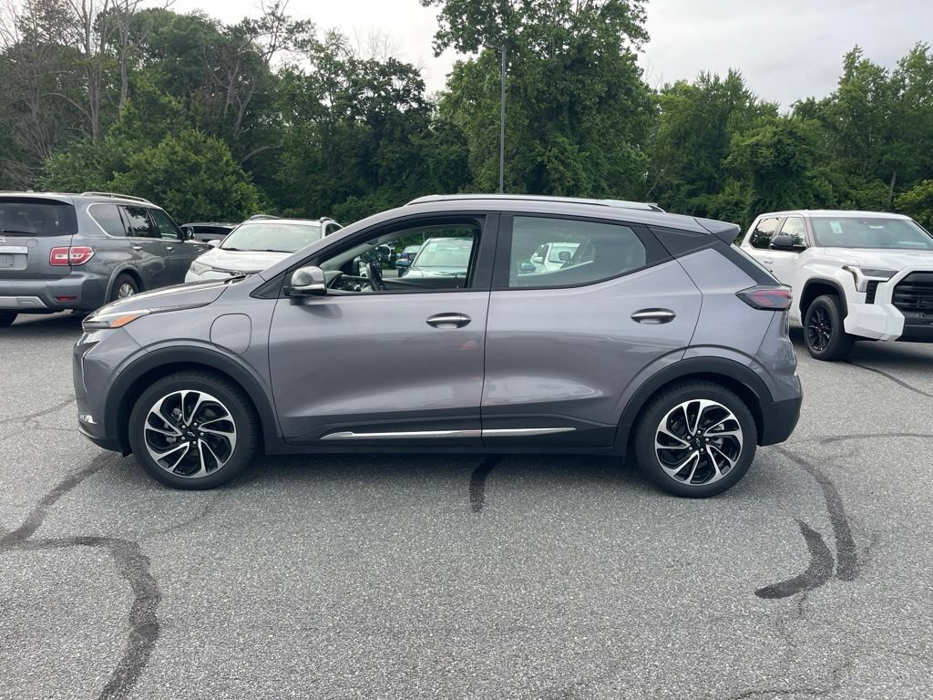 Used 2023 Chevrolet Bolt EUV Premier w/ Sun & Sound Package FWD image 2