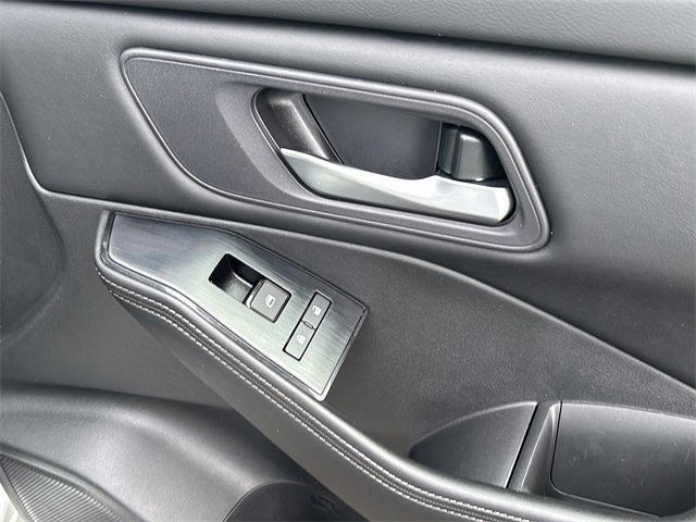 Used 2024 Nissan Rogue SV image 36