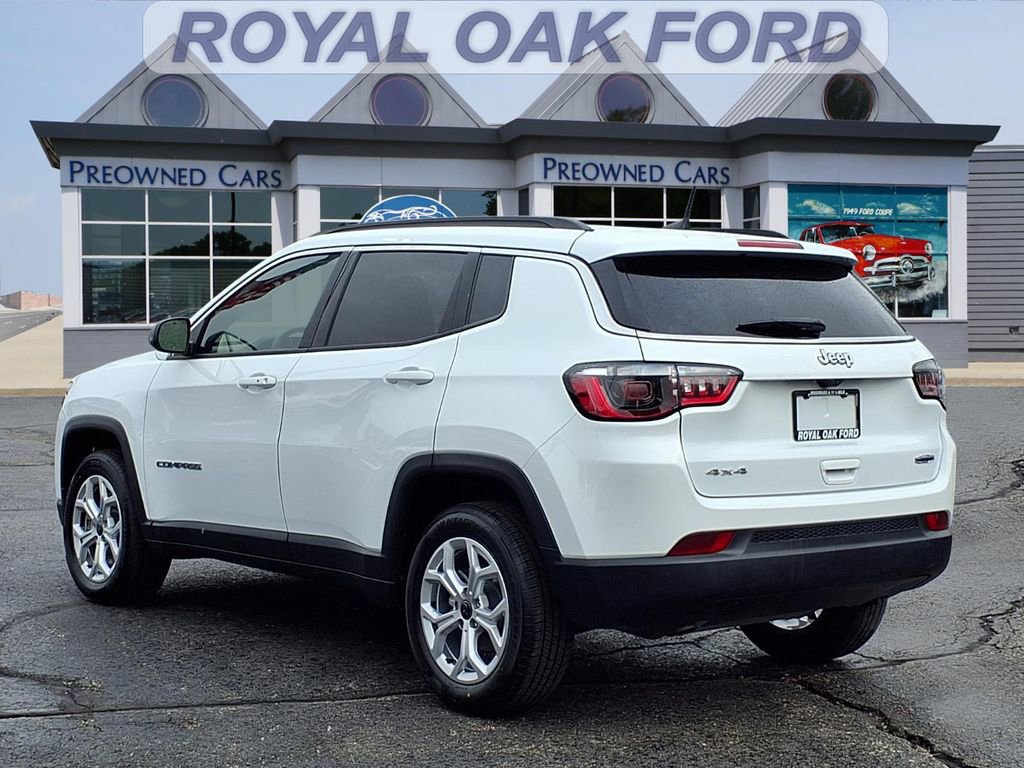 Used 2025 Jeep Compass Latitude AWD/4WD image 2