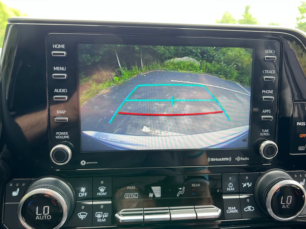 Used 2022 Toyota Highlander XLE AWD/4WD image 19