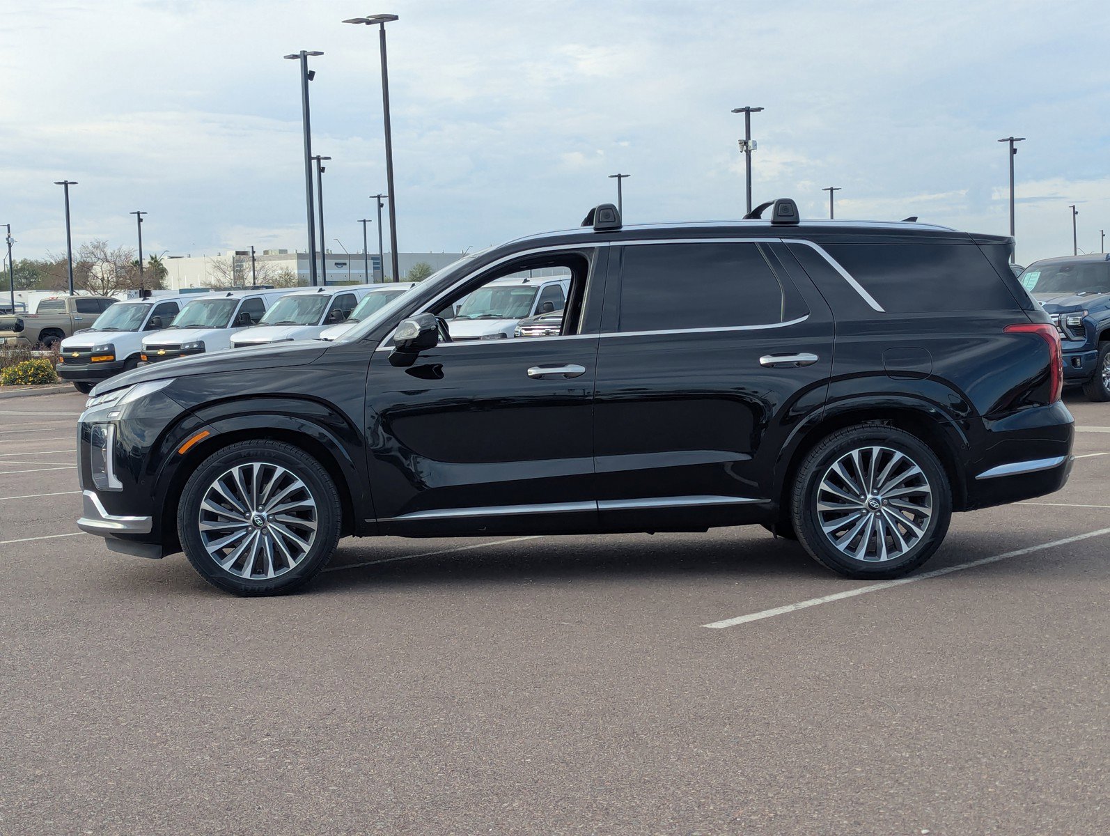 Used 2023 Hyundai Palisade Calligraphy image 2