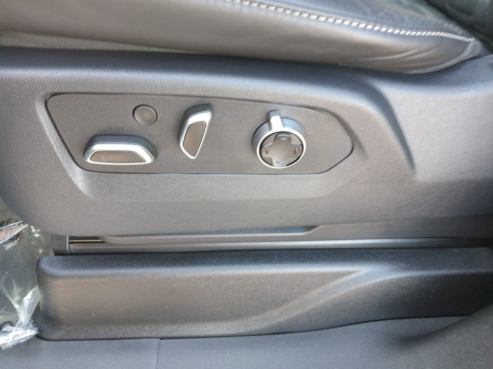 Used 2025 Cadillac Escalade V w/ LPO, ONYX Package image 21